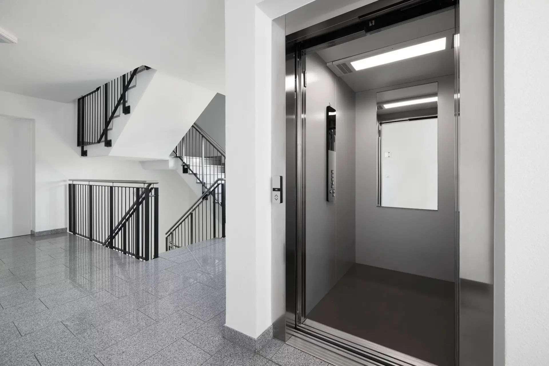 Treppenhaus – Eingang & Aufzug