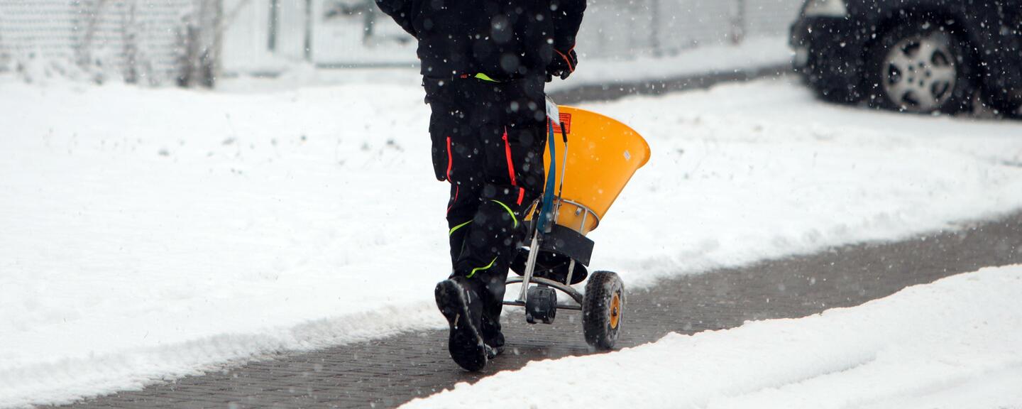 Streudienst – Streusalz auf Gehwegen und Zugängen